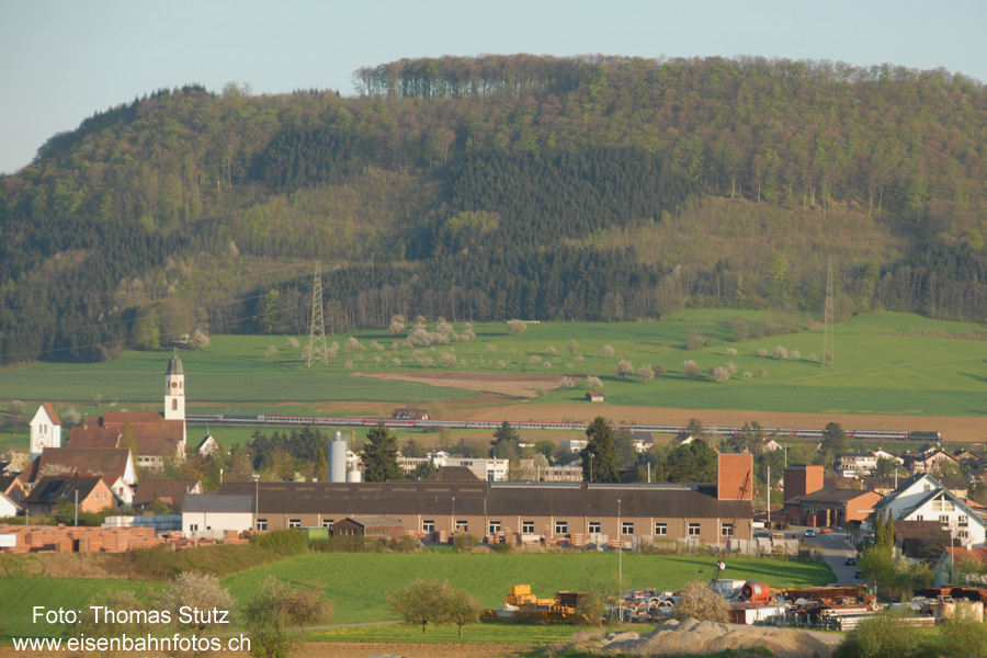 EC "Transalpin"
Leider endet der EC "Transalpin" aus Österreich wegen Verspätung mehr oder weniger häufig in Zürich.
Auch an diesem Tag ist er mit knapp 10 Minuten Verspätung unterwegs, die allerdings erst in der Schweiz entstanden sind.
Die Verspätung lässt auf ein gemeinsames Foto mit einem umgeleiteten ICE hoffen ...
