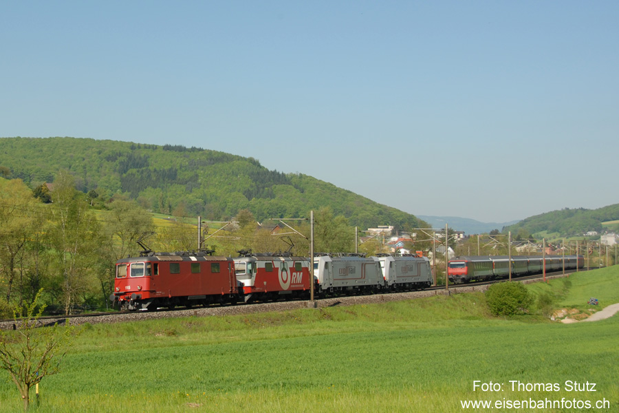 Überfuhr Crossrail-Loks
Zwei 186er werden von zwei Re 4/4 überführt nach Domodossola überführt.
