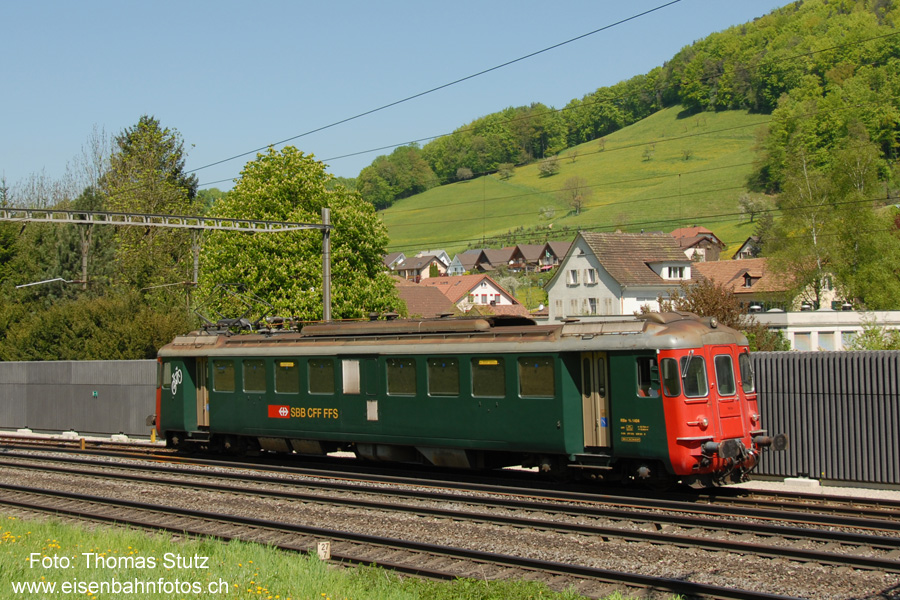 RBe 4/4 1404
Einer der ehemals als Waschlok eingesetzten RBe 4/4 wird Richtung Zürich überführt.
