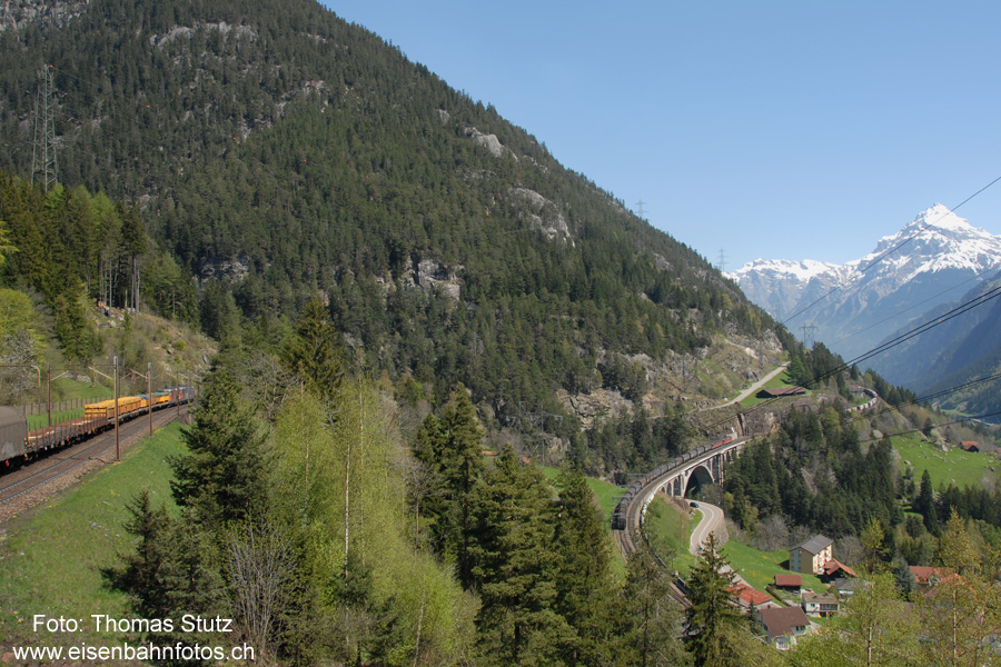 viele Güterzüge
Bedingt durch einen Einspurbetrieb vom Bahnhof Wassen zum Spurwechsel Pfaffensprung passen gleich 3 Güterzüge auf das Foto.
Auf den bergwärts über die mittlere Meienreussbrücke fahrenden Ganzzug wartet rechts im Bild ein erster talwärts fahrender Zug,
während ein weiterer (links im Bild) vor dem Blocksignal warten muss.
