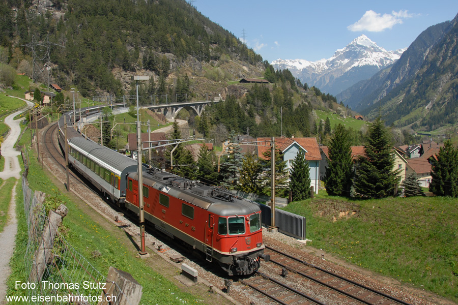 IR beim Spurwechsel
Auf der Einfahrt in den Bahnhof Wassen wechselt der IR wegen der Bauarbeiten auf das rechte Gleis.
