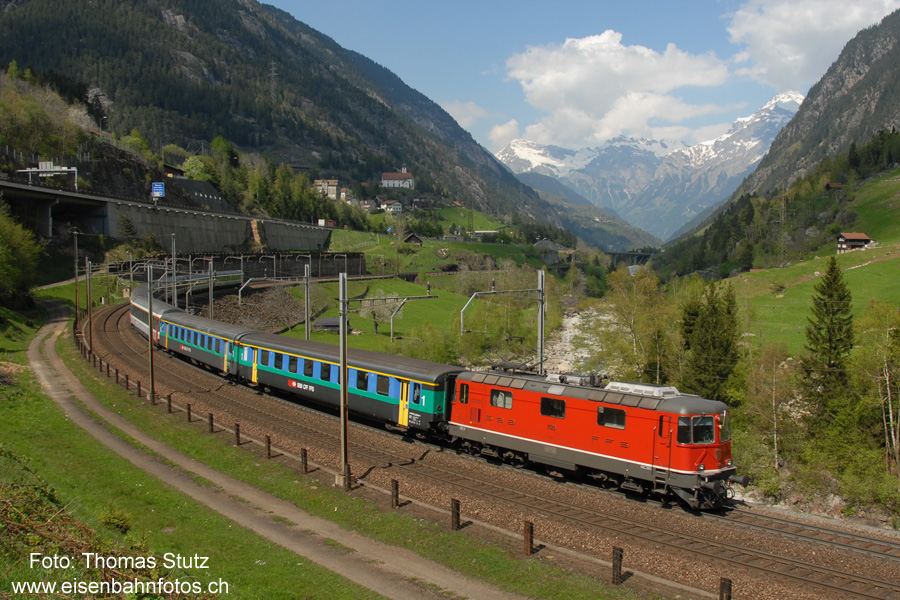 EC Cisalpino mit Verstärkungswagen
