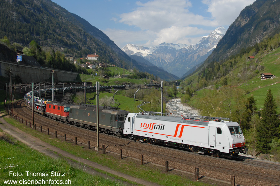 Crossrail 186 vor SBB Re 10/10
Wieder einmal der Beweis, dass man die Fotostelle keine Minute zu früh verlassen sollte (um zur Bushaltestelle zu laufen).
Vor dem Autozug voller Minis befindet sich vor der erwarteten Re 10/10 zusätzlich eine 186er von Crossrail.
