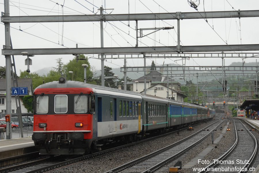 Doppelter EW2-Pendelzug
Als Leermaterialzug verkehrten ab Basel 2 zusammengehängte EW2-Pendel mit total 80 Achsen nach Biel/Bienne.
