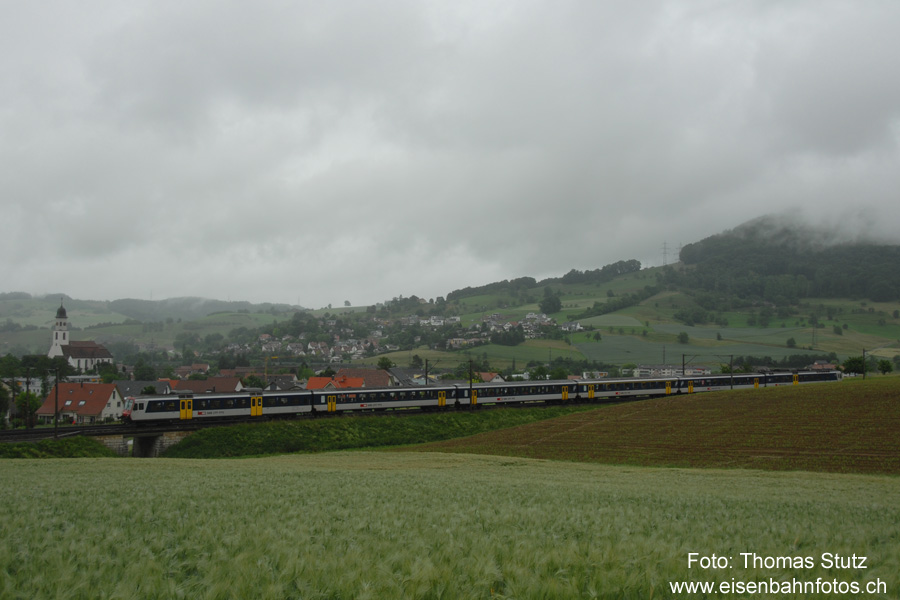 6-teiliger NPZ als Extrazug
Am ersten Spieltag verkehrten ab Mittag stündlich 1-2 Extrazüge ab Zürich nach Basel.
Den Auftakt machte ein 6-teiliger NPZ, der später nochmals zu sehen sein wird.
