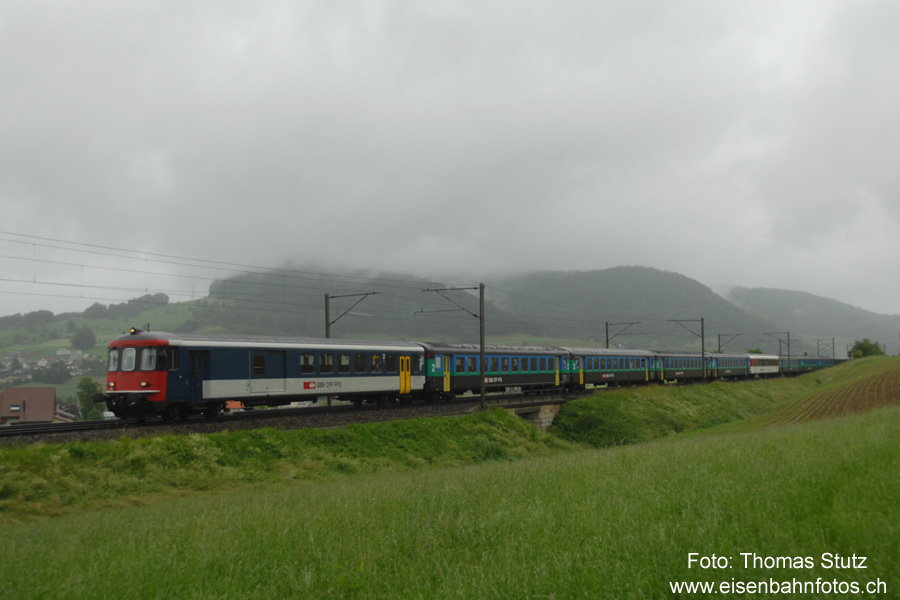 EW2-Pendelzug mit speziellem Wagen
