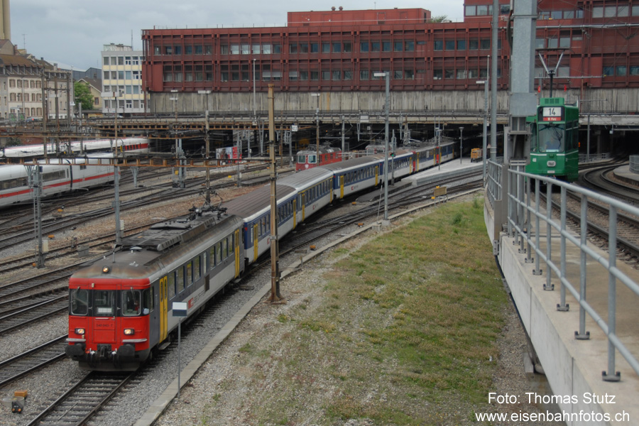 verschiedene Wege ins Stadion
Ab 14.05 Uhr bis 17.25 Uhr verkehrte alle 20 Minuten ein "Joggeli-Shuttle" ab Basel SBB nach Basel St. Jakob.
Eine der beiden eingesetzten Kompositionen war der doppelte RBe-Pendel aus Zürich.
Als Alternative war auch die Anreise mit dem Tram möglich. Da die Linie 14 aus Sicherheitsgründen aber nicht
zum Stadion verkehren konnte, wurde sie Richtung Dreispitz geleitet, ab wo das Stadion zu Fuss erreichbar ist.
