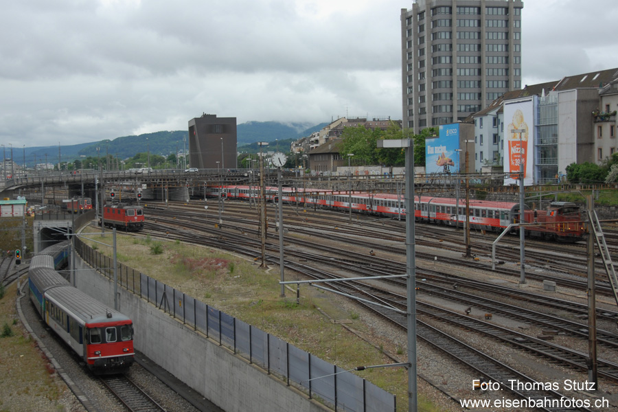 Fahrt durch den Posttunnel
Die Züge ins Stadion verkehrten via Posttunnel, um den übrigen Verkehr nicht zu behindern.
Rechts am Bildrand ist die "Europameister"-Komposition zu sehen, die im Vorbahnhof gerade umgestellt wird.
