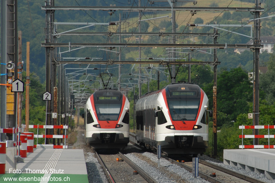 FLIRT-Begegnung bei Salina Raurica
Anfangs Juni wurde die neue Haltestelle "Pratteln Salina Raurica" (ursprünglich "Pratteln Längi")
zwischen Pratteln und Kaiseraugst prov. in Betrieb genommen.
Während der EURO 08 halten die Züge der S1 jeweils ab 9 Uhr morgens (inkl. der nachts halbstündlich verkehrenden Zusatzzüge).
Definitiv in Betrieb genommen wird die Haltestelle auf den kommenden Fahrplanwechsel im Dezember 2008.

