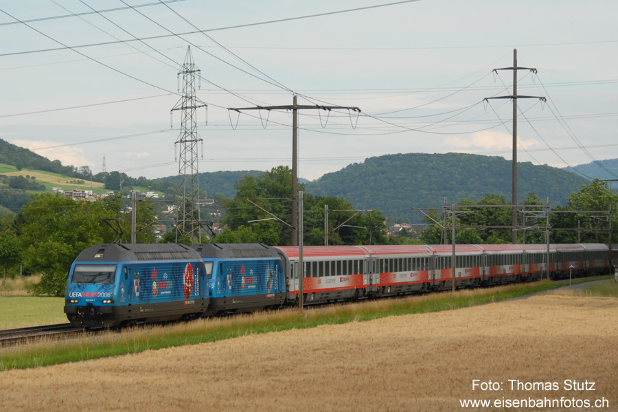 beide UEFA-Loks vor "Europameister" (1)
Die Komposition des "Europameister"-Extrazuges zwischen Wien und Zürich gelangt an Spieltagen als Entlastungszug jeweils bis Basel.
Die 4 Werbeloks mit Bezug zur EURO 08 werden sehr gezielt eingesetzt (häufig zwischen Zürich HB und Buchs SG),
hier hat man sich für eine Doppeltraktion der beiden blauen UEFA-Loks enschieden.
