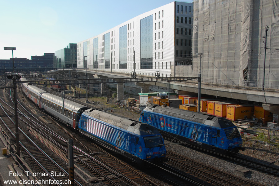 weiteres Zusammentreffen
Auch am Tag des zweiten Viertelfinals in Basel treffen die beiden Loks in Basel aufeinander.
Während eine Lok auf den nächsten Einsatz wartet, führt die andere die Komposition "Europameister" Richtung Zürich zurück.
