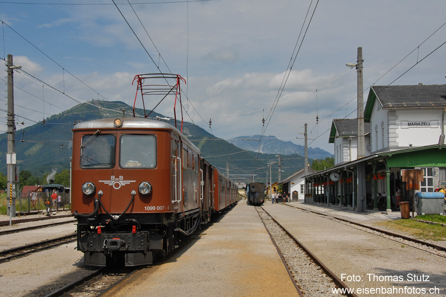 ... mit Dampftram und Bahnhofsgebäude
