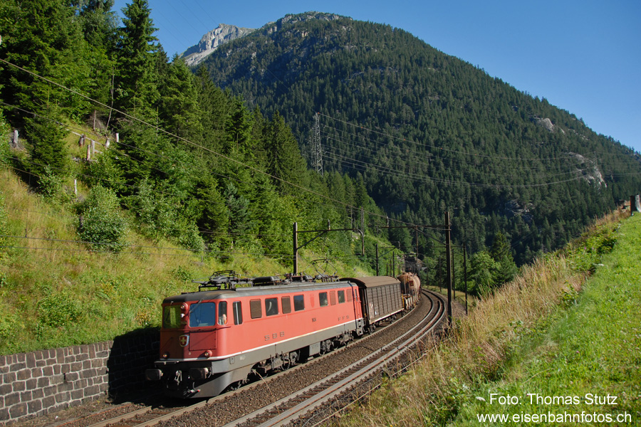 Ae 6/6 mit Nahgüterzug nach Airolo
