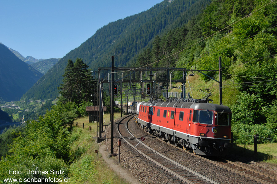 gesperrtes Gleis
Etwas oberhalb der ersten Fotostelle zeigt sich, weshalb alle Züge bergwärts das rechte Gleis benützen.
Das Gleis "normale" linke Gleis ist momentan gesperrt und deshalb mit einem roten Deckungssignal gesichert.
