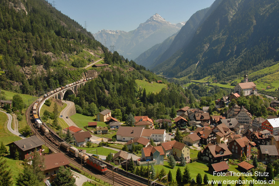 Schiebedienst auf der mittleren Meienreussbrücke
Die Schiebelok befährt soeben den Spurwechsel, um auf das rechte Gleis zu gelangen.
