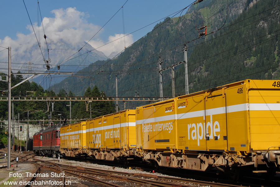 Abfahrt Postzug
Nach einem Kreuzungshalt (wegen Einspurbetrieb) fährt der Postzug in Gurtnellen wieder ab.
