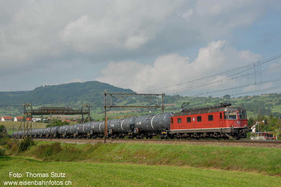 Re 6/6 mit schwerem Oelzug
Eine Re 6/6 zieht einen 1800 to schweren Oelzug den Bözberg hoch. Grundsätzlich kann eine Re 6/6 auf dieser Strecke nur 1600 to ziehen. Es handelt sich hier um einen Zug mit erhöhter Anhängelast, der möglichst nie anhalten sollte.
