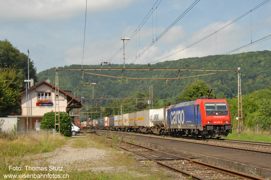 Re 482 mit Containern

