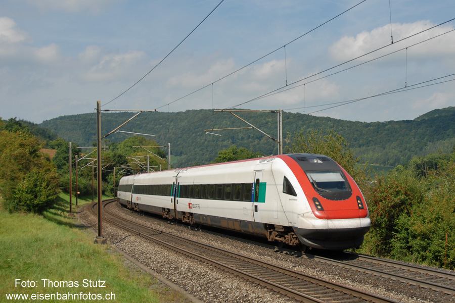 ICN oberhalb Hornussen
An diesem Tag wird nur der IR 1975/1976 mit einem ICN geführt.
Im Flugzug-Umlauf, in dem normalerweise ein ICN fährt, verkehrt als Ersatz ein EW4-Pendelzug.
