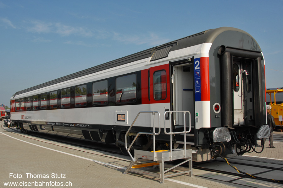 erster EC-Wagen in neuen Design
