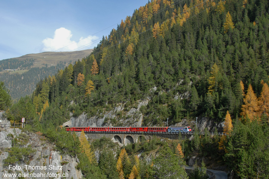 Ge 4/4 III "Unesco" oberhalb Muot

