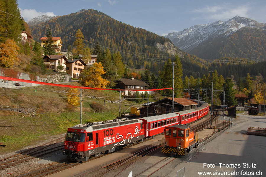 Aussichtsplattform in Bergün
Auch im Bahnhof Bergün befindet sich eine provisorische Aussichtsplattform, die diesen Anblick ermöglicht.
Die roten Bänder, die seit dem Unesco-Fest an diversen Stellen anzutreffen waren, wurden kurz darauf entfernt.
