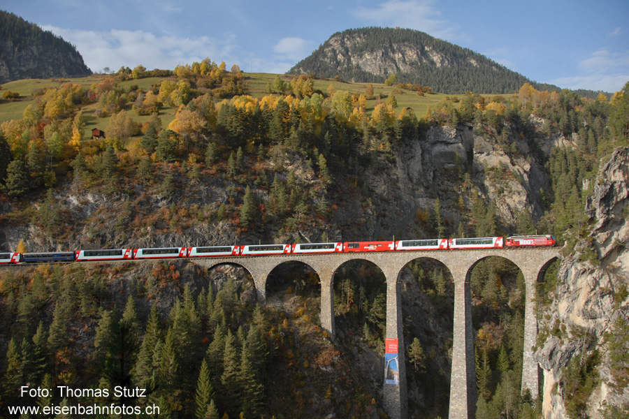 Glacier-Express auf dem Landwasserviadukt
