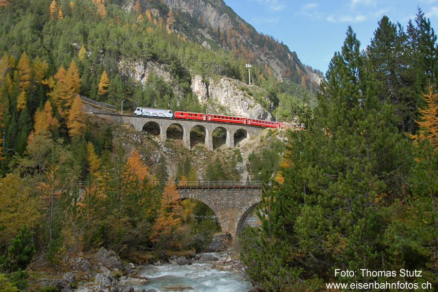 RE auf dem Rugnux-Viadukt
