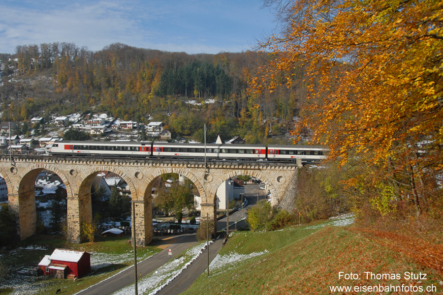 Herbstfarben und Schnee
