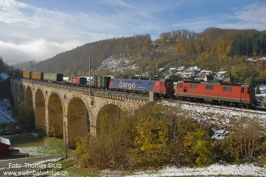Re 10/10 mit Güterzug
