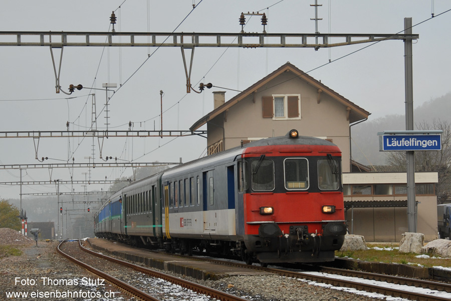CIS-Ersatz in Läufelfingen
Der Cisalpino-Ersatzzug erreicht auf der Rückfahrt nach Olten den Bahnhof Läufelfingen, wo ein 10-minütiger Kreuzungshalt geplant ist.
