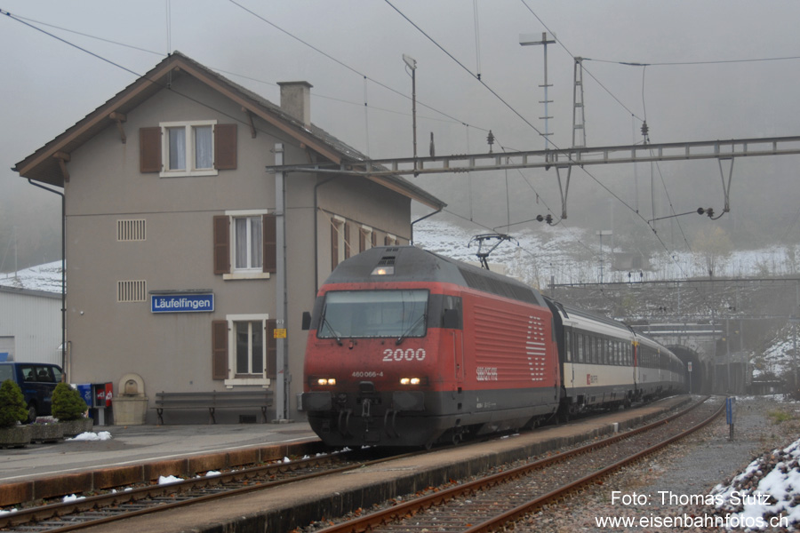 Läufelfingen im Nebel
Für einmal hat der Nebel aus dem Mittelland über den Jura auch Läufelfingen erreicht.
Ein EW4-Pendelzug verlässt den Hauenstein-Scheiteltunnel und fährt zum Kreuzungshalt in den Bahnhof ein.

