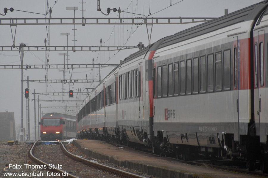 IC-Kreuzung
Der mit einem Modul verstärkte IC nach Basel (rechts) hat mit 308m genau die maximale Länge.
Sein Kreuzungszug, der soeben über die Weiche ins Gleis 2 einfährt, ebenfalls.
Da halbstündlich Kreuzungen in Läufelfingen stattfinden, verkehren keine längeren Reisezüge.
Die ICE werden durch kürzere Kompositionen ersetzt.
