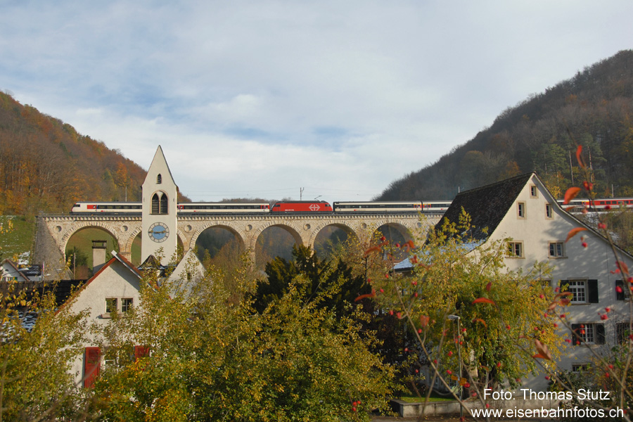 Ansicht von der Hauptstrasse
Für einmal die Sicht von der Hauptstrasse auf den Viadukt.
