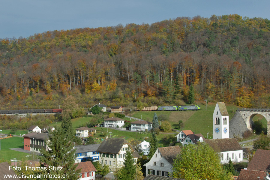 2 Re 485 mit Güterzug
