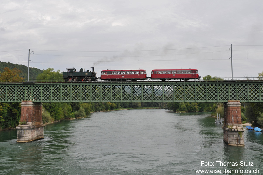 Dampflok mit Schienenbussen
