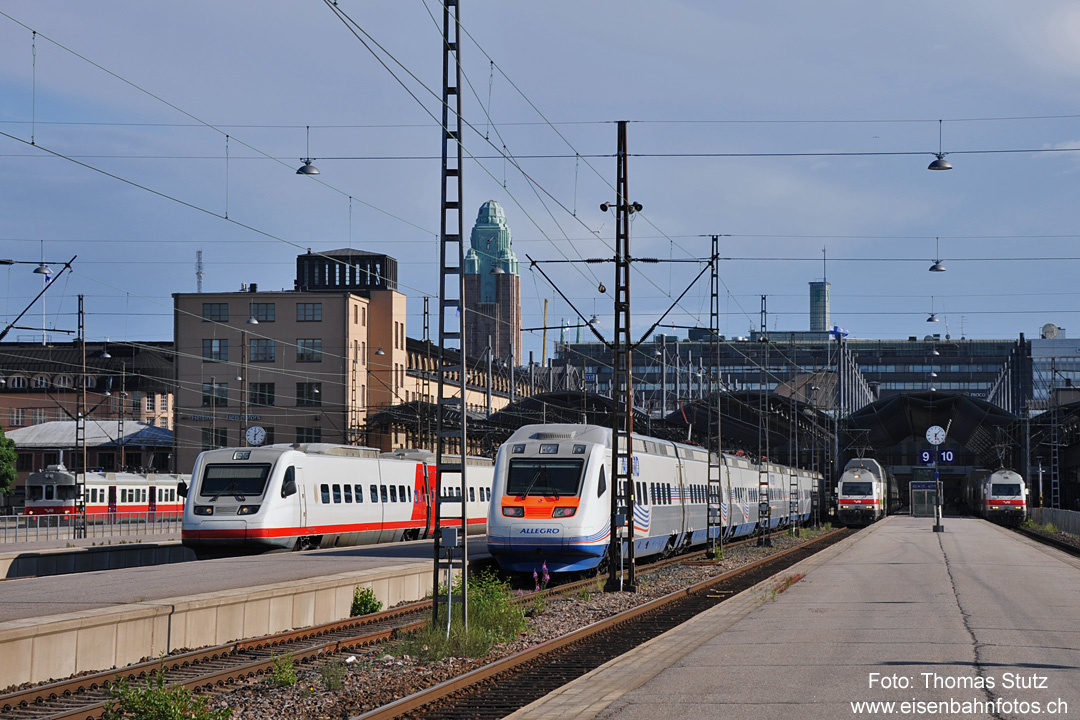 verschiedene Züge im Bahnhof

