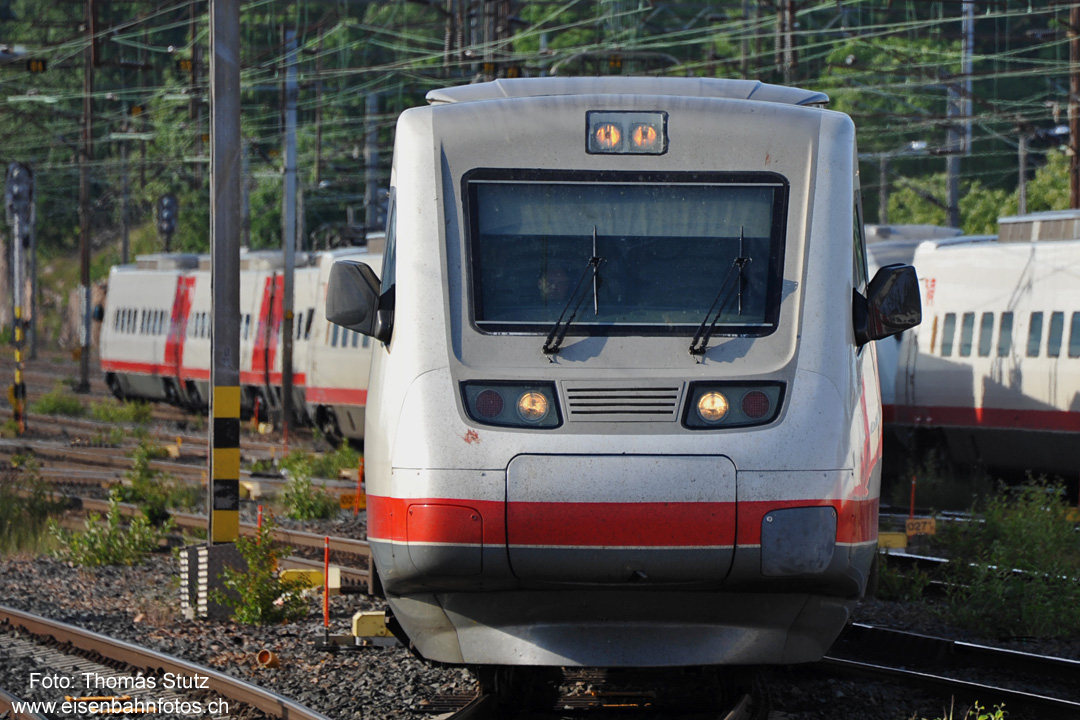 Frontansicht Sm3
Während im Vordergrund ein Sm3 einfährt, verlassen im Hintergrund 2 gekuppelte Einheiten den Bahnhof.
Das Foto wurde übrigens (mit viel Zoom) von einem sicheren Standort auf dem Perron aufgenommen.
