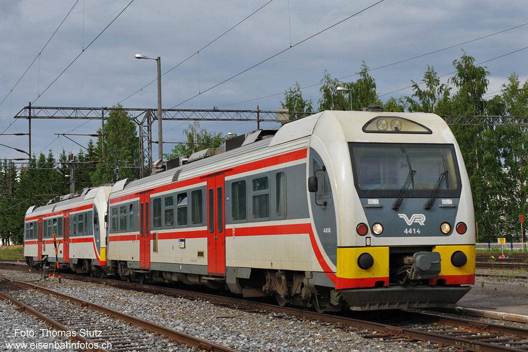 Dieseltriebwagen Dm12
Einer der nur 2 täglichen verkehrenden Züge aus Nurmes erreicht die Endstation Joensuu. Der Zug besteht aus 2 Triebwagen der Reihe Dm12.
Die Züge stammen von Skoda, 2004 - 2006 wurden 16 Fahrzeuge geliefert. Das Einsatzgebiet sind schwach frequentierte Nebenlinien.

