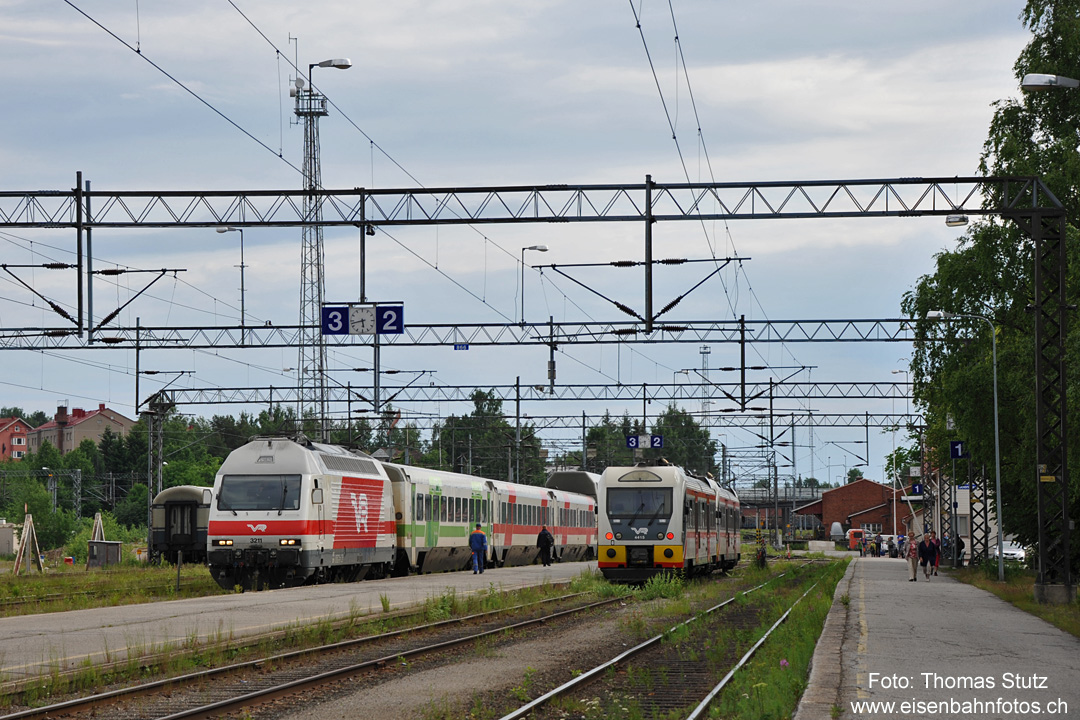 Bahnhof Joensuu
Inzwischen ist der IC aus Helsinki eingefahren. Er wird um 18.17 Uhr den Bahnhof wieder Richtung Helsinki verlassen, die letzte Zugsabfahrt des Tages
an diesem Bahnhof. Die Fahrt dauert knapp 5 Stunden, gefahren wird in einem 3-Stunden-Takt. Dieser letzte Zug benötigt allerdings 20 Min länger als
die übrigen Züge, weil er zwischen Lahti und Helsinki noch von einem Allegro aus St. Petersburg überholt wird (der allerdings die gleichen Halte wie der IC hat).
