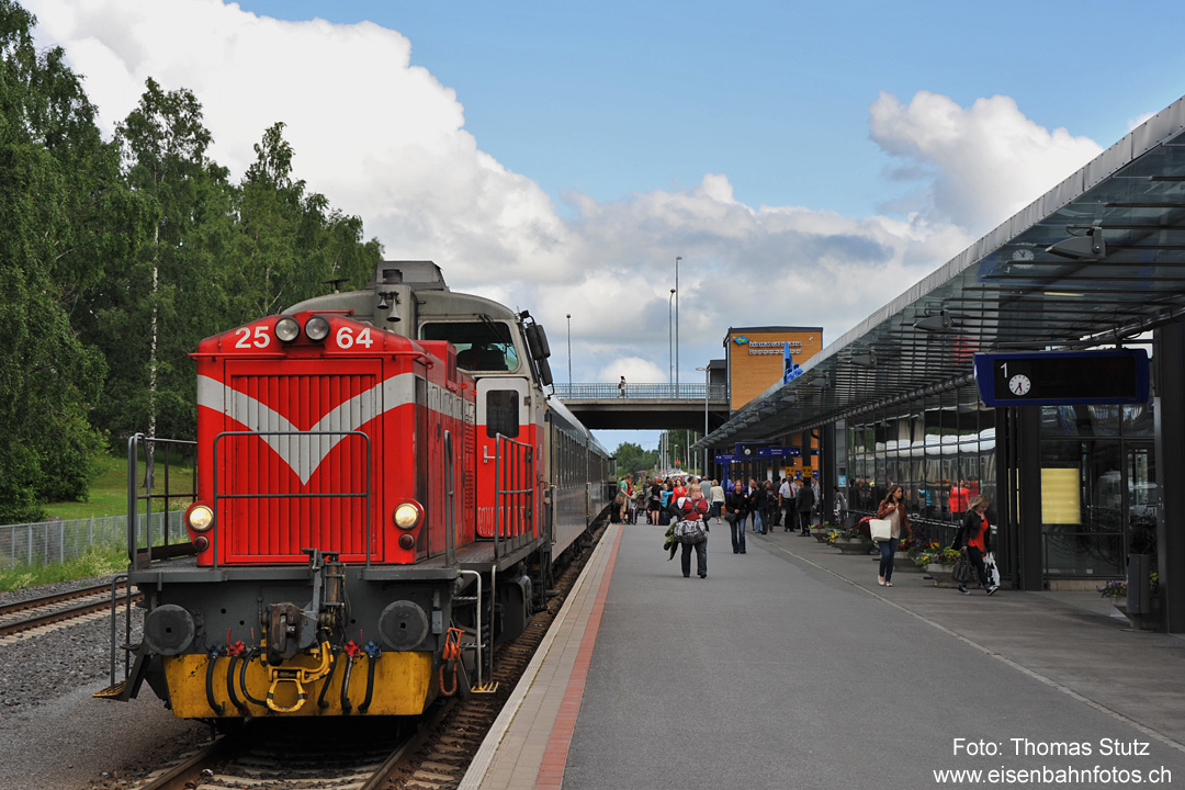 Ankunft in Vaasa
Auf der Linie Seinäjoki - Vaasa wird momentan noch mit Dieseltraktion gefahren (Dv12 + Wagen).
Die Elektrifizierung der Strecke ist aber schon weit fortgeschritten, mit Ausnahme des Endbahnhofs.

