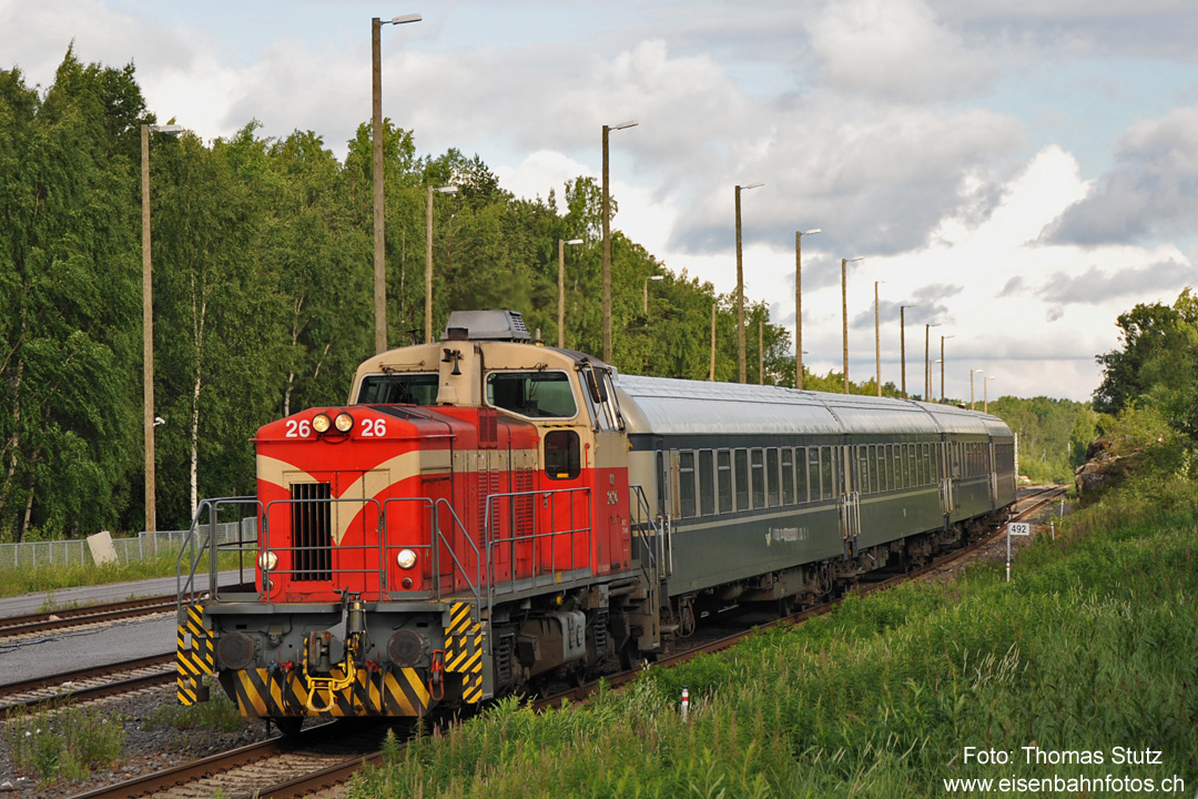 Regionalzug Seinäjoki - Vaasa
Leider erreicht der Regionalzug (im Kursbuch als "H" bezeichnet) den Endbahnhof Vaasa mit einigen Minuten Verspätung,
nur Sekunden nachdem die Sonne hinter einer grösseren Wolkenwand verschwunden ist ...
