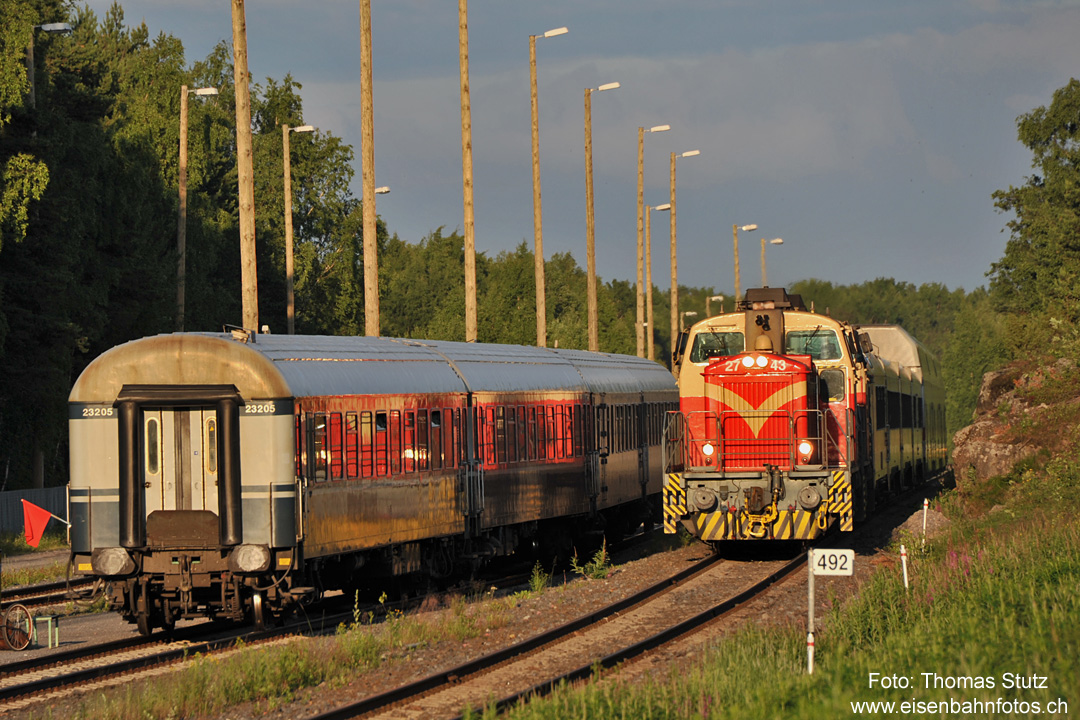 IC Helsinki - Vaasa
Am Abend erreicht der einzige IC (IC 57 Helsinki - Vaasa) den Bahnhof Vaasa. Links daneben ist bereits eine Komposition für den nächsten Morgen abgestellt.
