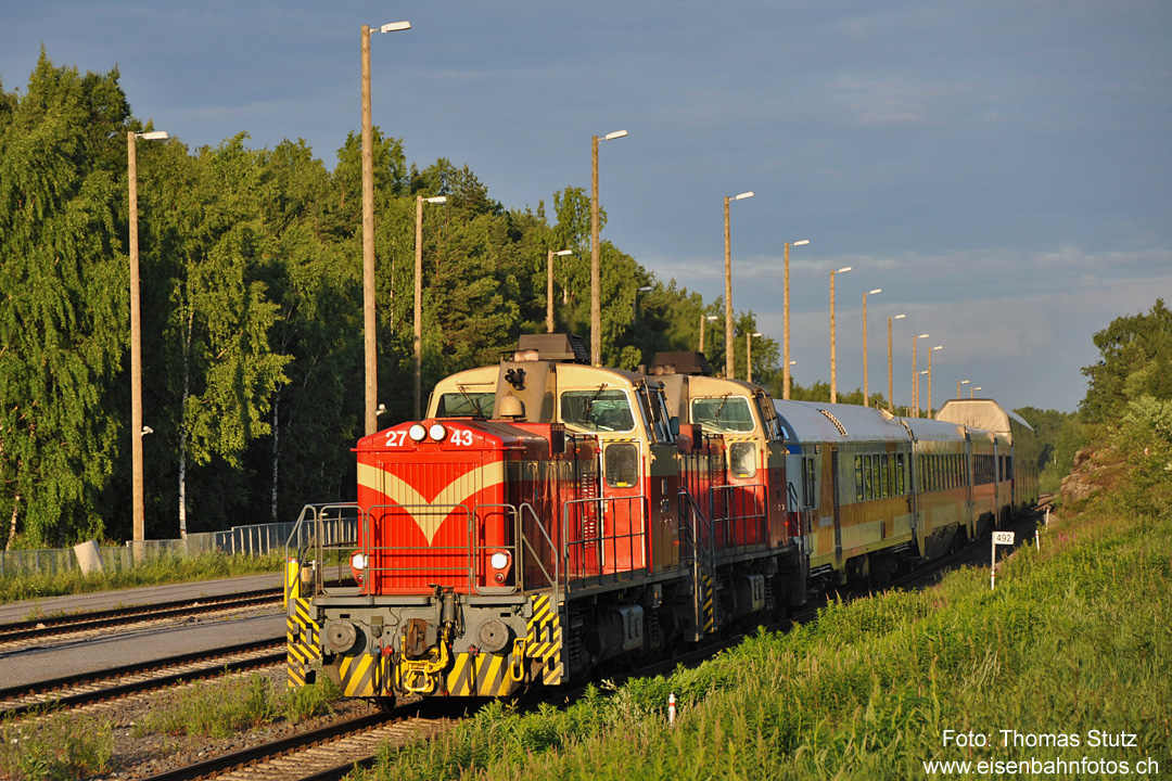 Doppeltraktion Dv12
Der IC wird von 2 Dieselloks der Reihe Dv12 gezogen. Hinter den Loks befindet sich ein Aggregatwagen für die Stromversorgung der IC-Wagen.
