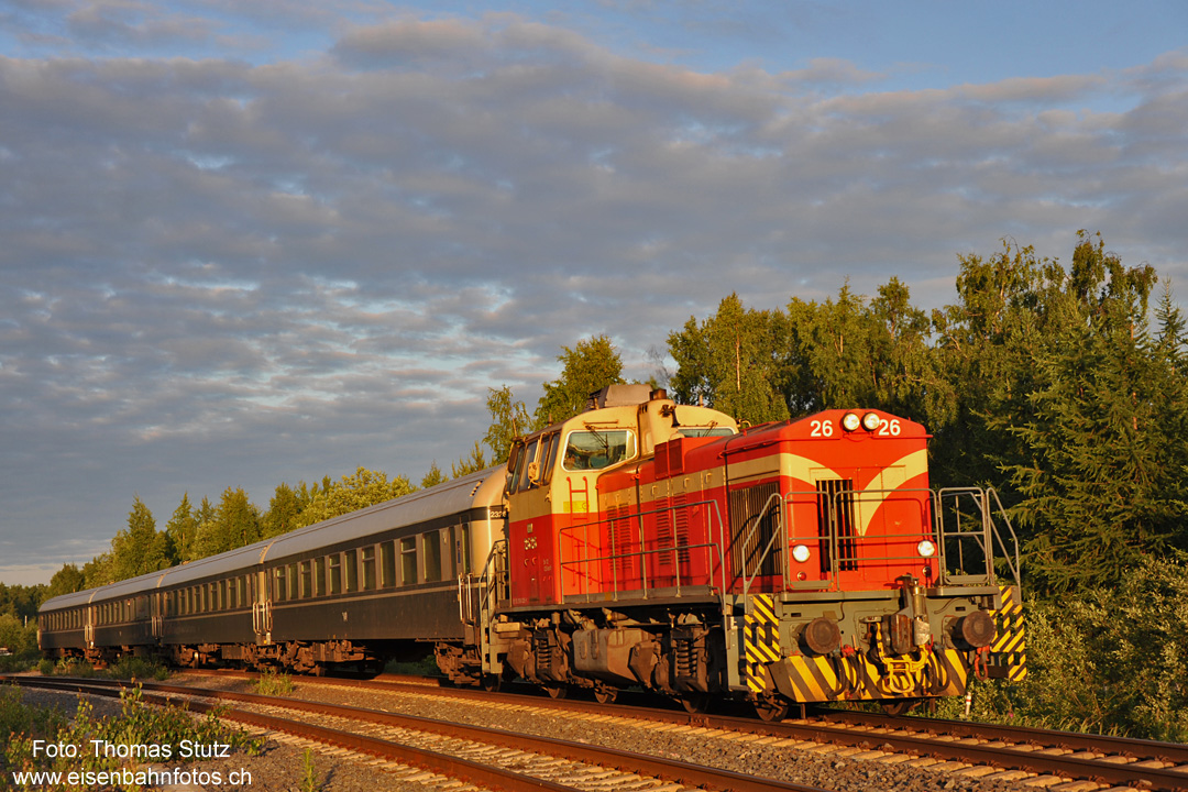 Einfahrt des letzten Zuges
Kurz nach 22 Uhr erreicht der letzte Zug des Tages den Bahnhof Vaasa. Inzwischen sorgt die Sonne wieder für eine zuverlässige Beleuchtung.
