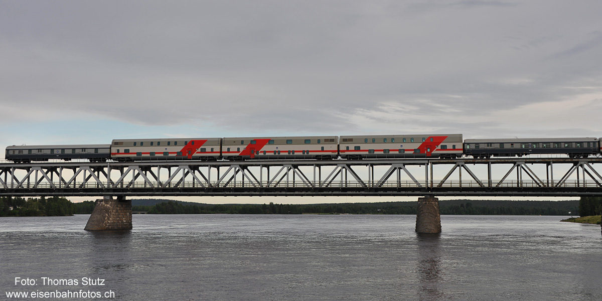 Doppelstock-Schlafwagen auf der Brücke
Ein Signalhalt vor dem Bahnhof Rovaniemi (und somit auf der Brücke) ermöglich noch einen Wechsel des Fotostandortes und somit eine seitliche Aufnahme der Schlafwagen.
