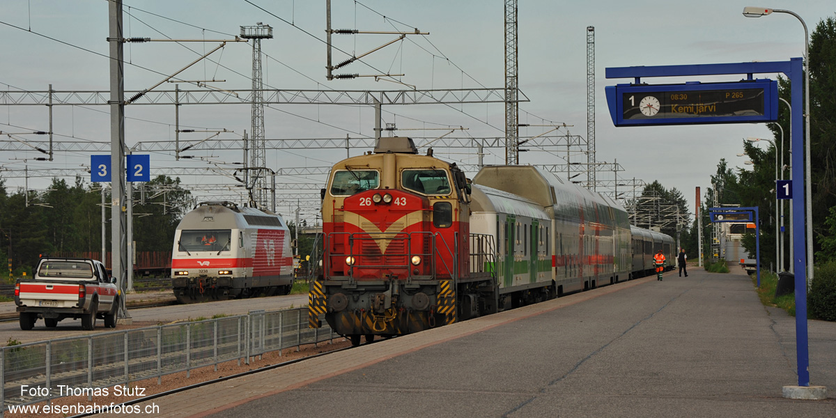 einziger Zug nach Kemijärvi
Am nächsten Morgen steht der Nachtzug aus Helsinki (bzw. was davon noch weiterfährt) bereit als einzige Fahrgelegenheit des Tages nach Kemijärvi.
Die Sr2 links im Bild hat diesen Zug aus Helsinki nach Rovaniemi gebracht und wird später den IC nach Helsinki zurück übernehmen.
