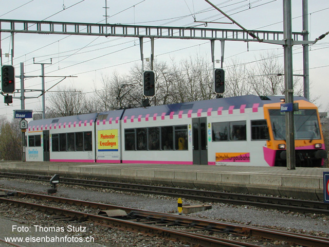 MThB in Baar
Nein, die Mittelthurgaubahn hat die Ausschreibung für die Stadtbahn Zug nicht gewonnen. Es handelt sich nur um eine von diversen Promotionsfahrten, um der Bevölkerung einen Vorgeschmack auf den Stadtbahnbetrieb zu geben. GTW 2/6 der ersten Generation bei der Einfahrt in Baar.

