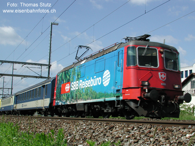 Re 4/4 II "Kuoni"
Eine der ganz wenigen Re 4/4 II mit Spezialbemalung ist die 11228 mit (Eigen-)Werbung für das SBB-Reisebüro Kuoni. Sie zieht den IC 887 Basel SBB - Brig.
