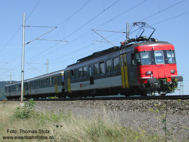 3-teiliger RBe-Pendel
3-teiliger RBe-Pendel mit RBe an der Spitze des Regionalzuges 6174 Wettingen - Mellingen - Lenzburg - Suhr - Aarau. Auch die "Nationalbahn"-Regionalzüge Wettingen - Suhr - Aarau werden ab Dezember 2004 so nicht mehr verkehren. Die Züge fahren neu Lenzburg - Suhr - Zofingen. Dafür werden im Kanton Aargau diverse neue Regional-Verbindungen angeboten.

